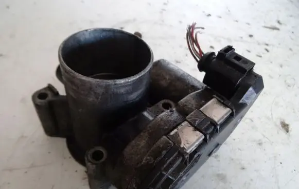 Volvo V70 Throttle valve 8677796