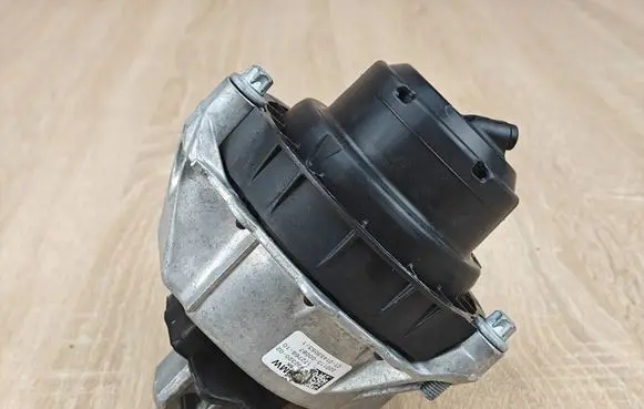 BMW 4 G22 G23 G24 G26 Engine mount vacuum valve 7582320