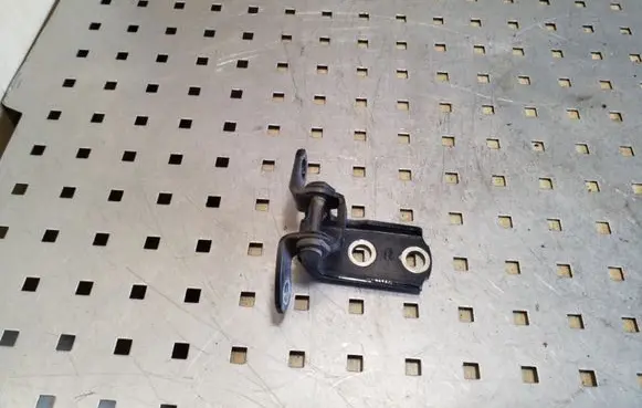 Toyota RAV 4 (XA30) Rear door lower hinge A046694