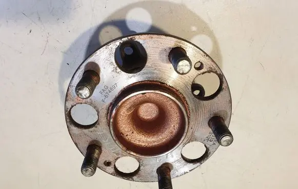 Honda Civic Rear wheel hub spindle/knuckle F674697 T332S101