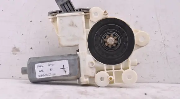 Toyota Avensis T250 Rear door window regulator motor 6984005100