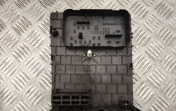 Volkswagen PASSAT B6 Relay mounting block 3С0937125