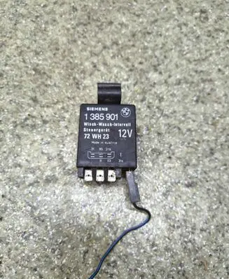 BMW 5 E34 Window wiper relay 1385901
