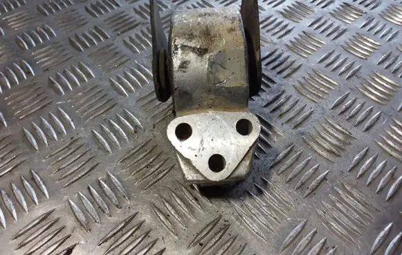 Volvo S40, V40 Engine mount bracket 3318030