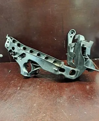 Headlight/headlamp mounting bracket