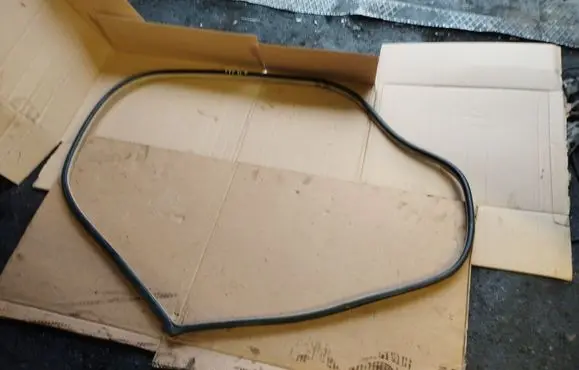 Trunk rubber seal (body)