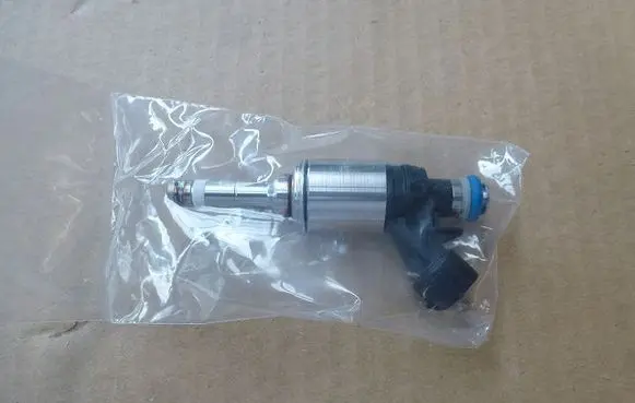 Nissan Juke I F15 Fuel injector 0261500092
