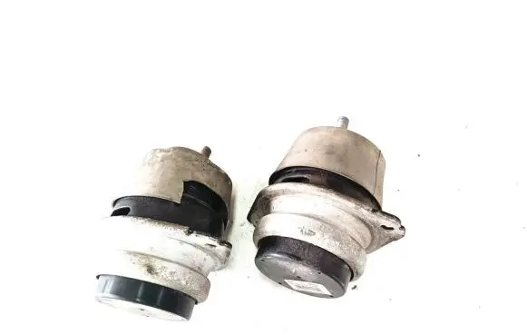 Volkswagen Touareg I Engine mount bracket 7L8199131A