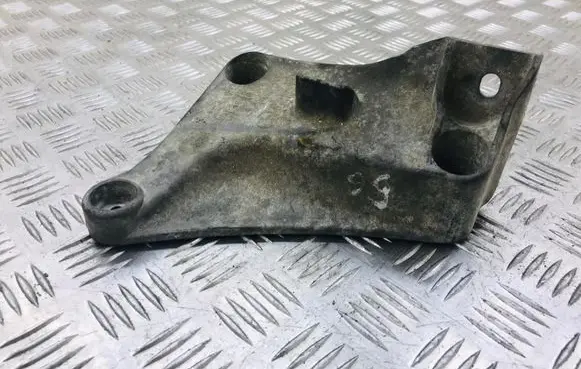 BMW 5 E39 Engine mounting bracket