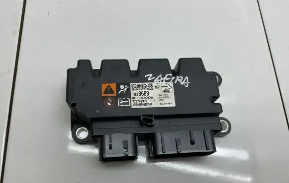 Opel Zafira C Airbag control unit/module 13589689
