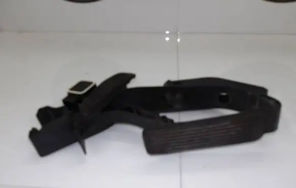 Mercedes-Benz E W211 Accelerator throttle pedal A2113001304