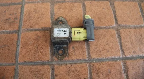 Mitsubishi Outlander Airbag deployment crash/impact sensor MR587733