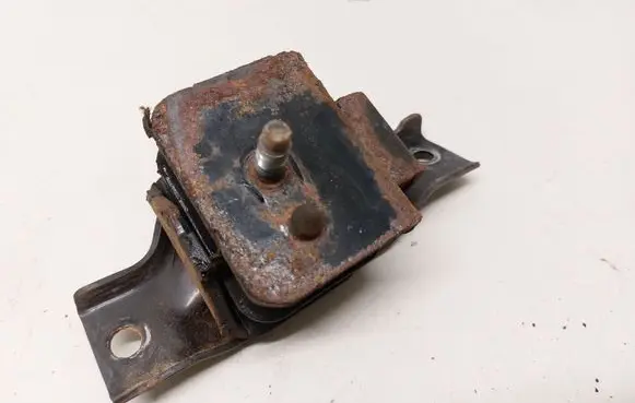 Subaru Impreza II Engine mount bracket