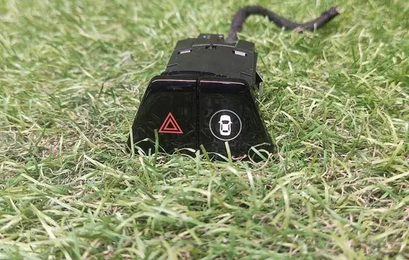 BMW 5 G30 G31 Hazard light switch 6993047 6131699304701