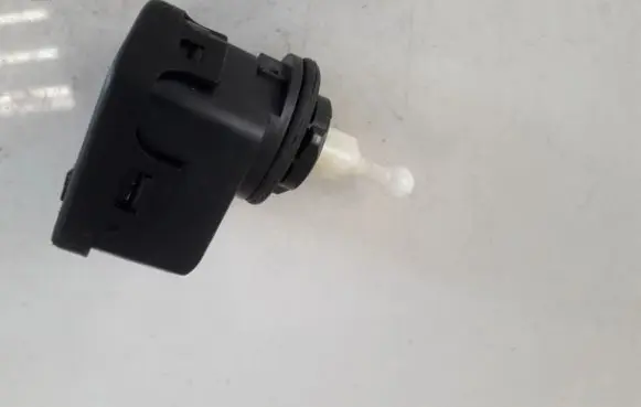Headlight level adjustment motor