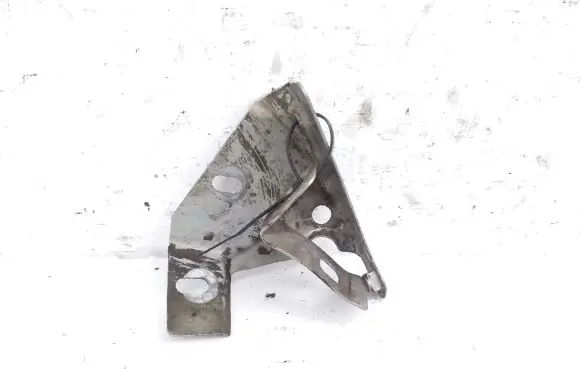 Volkswagen Touareg I Fender mounting bracket 7L6821152C