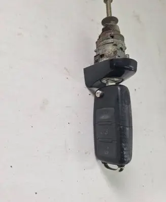 Volkswagen Touran I Front door lock (next to the handle)