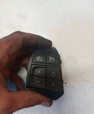 Volvo V40 Steering wheel buttons/switches 31334457
