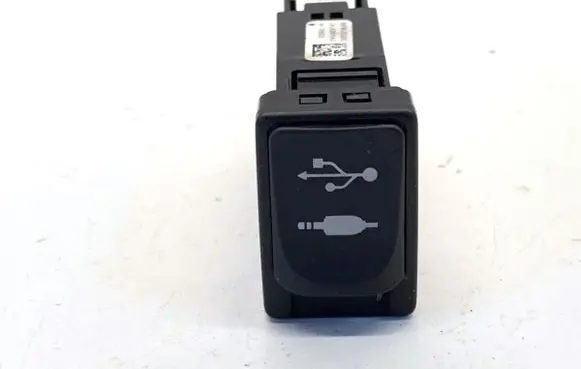 Toyota Auris E180 USB socket connector 861900D030