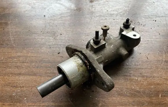 Volkswagen Golf III Master brake cylinder