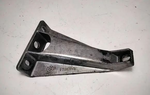 Engine mounting bracket