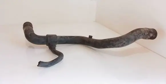 Volkswagen PASSAT B5.5 Engine coolant pipe/hose 8D0121101F