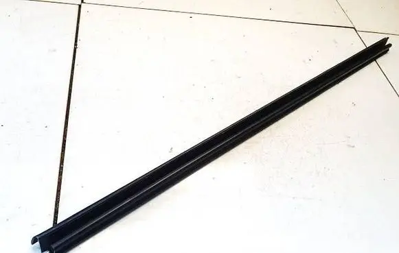 Volkswagen Touran I Front door glass trim molding