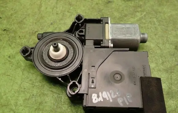 Volkswagen PASSAT B6 Front door window regulator with motor