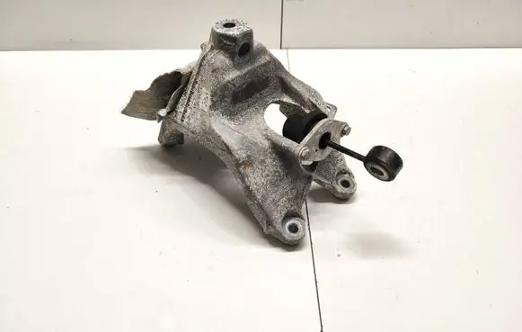 Engine mounting bracket