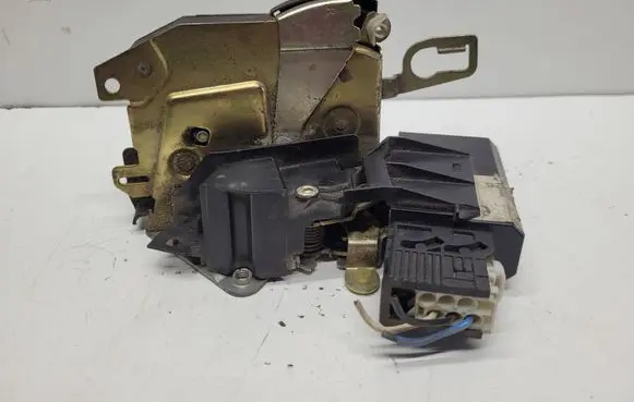 BMW 3 E36 Front door lock 8122204