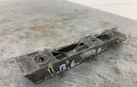 Volkswagen PASSAT B6 Front bumper mounting bracket 3C0807184