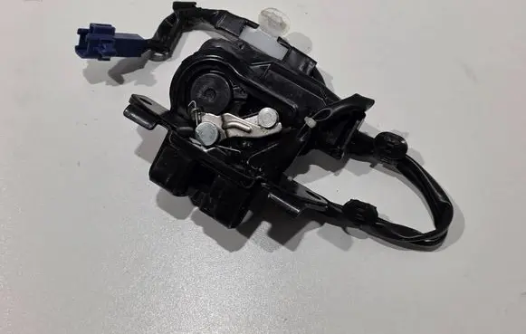 Lexus CT 200H Tailgate lock latch 6935047020