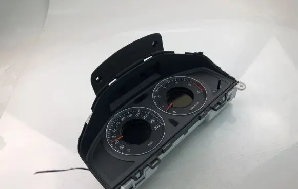 Volvo V70 Speedometer (instrument cluster) 31270899AA