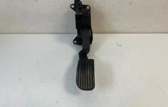 Mercedes-Benz Vito Viano W639 Accelerator throttle pedal A6393000604 588500411 0281002561