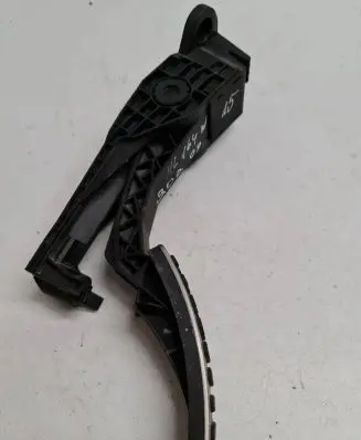 Mercedes-Benz ML W164 Accelerator throttle pedal A1643000004 311008 0708