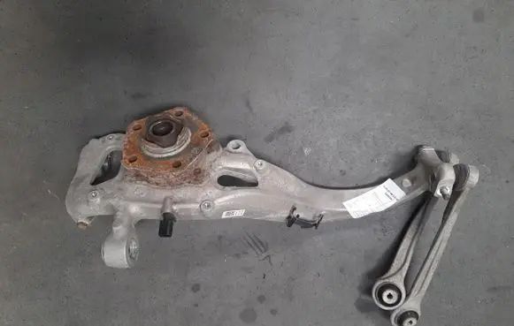 Audi Q7 4M Front wheel hub spindle knuckle