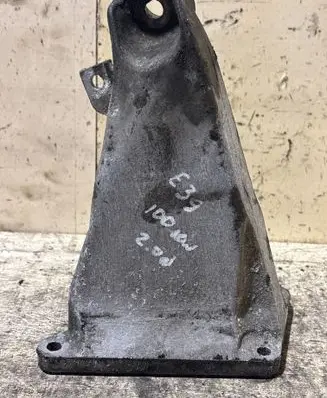 BMW 5 E39 Engine mounting bracket 6751582 22116751582