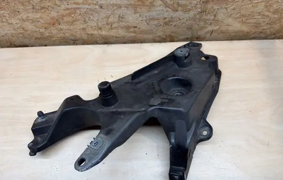 Volvo S90, V90 Fender mounting bracket 31378984