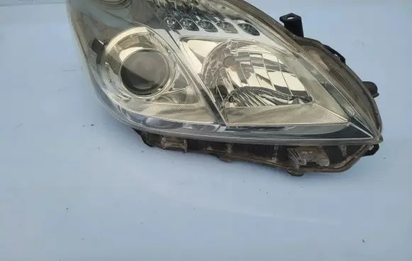 Toyota Prius (XW30) Headlight/headlamp
