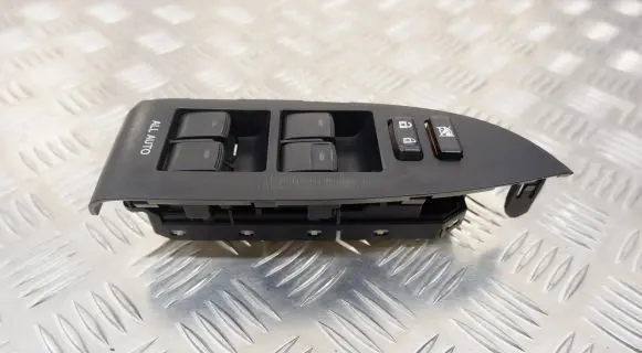 Toyota Prius (XW30) Electric window control switch 8404033080