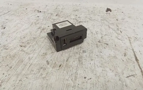 Jaguar XF X250 USB socket connector 8X2319C166AD