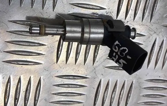 Audi A4 S4 B7 8E 8H Fuel injector 06D133036D