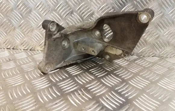 Nissan Qashqai Engine mounting bracket