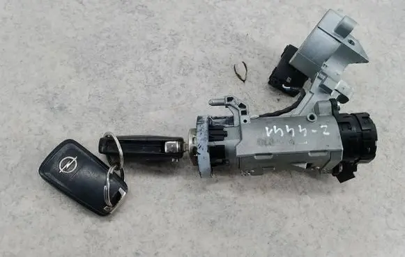 Opel Mokka Ignition lock 13504286