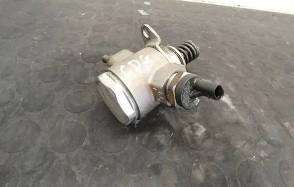 Volkswagen PASSAT B7 Fuel injection high pressure pump 03C127026D 03C026D HFS03431B