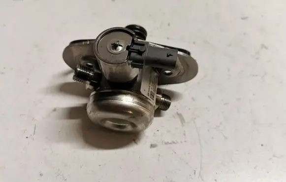 BMW X1 F48 F49 Fuel injection high pressure pump 7636881