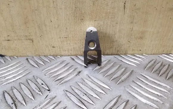 Mercedes-Benz CLS C219 Fuel Injector clamp holder