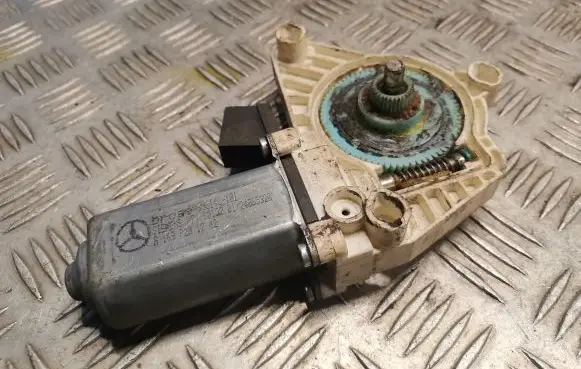 Mercedes-Benz B W245 Front door window regulator motor 1698201742