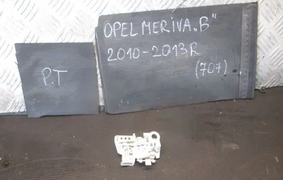 Opel Meriva B Tail light bulb cover holder 