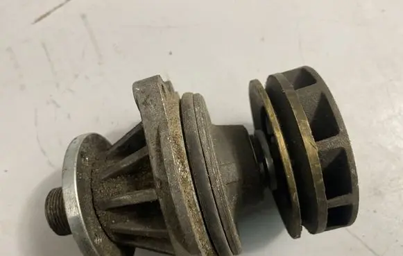 BMW 5 E39 Water pump 7527799